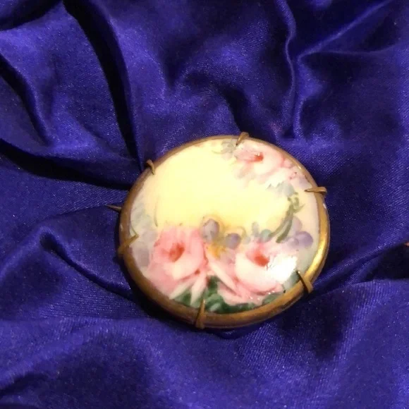 Antique Edwardian gilt edged, hand painted cameo pin with pink roses. - Picture 7 of 7